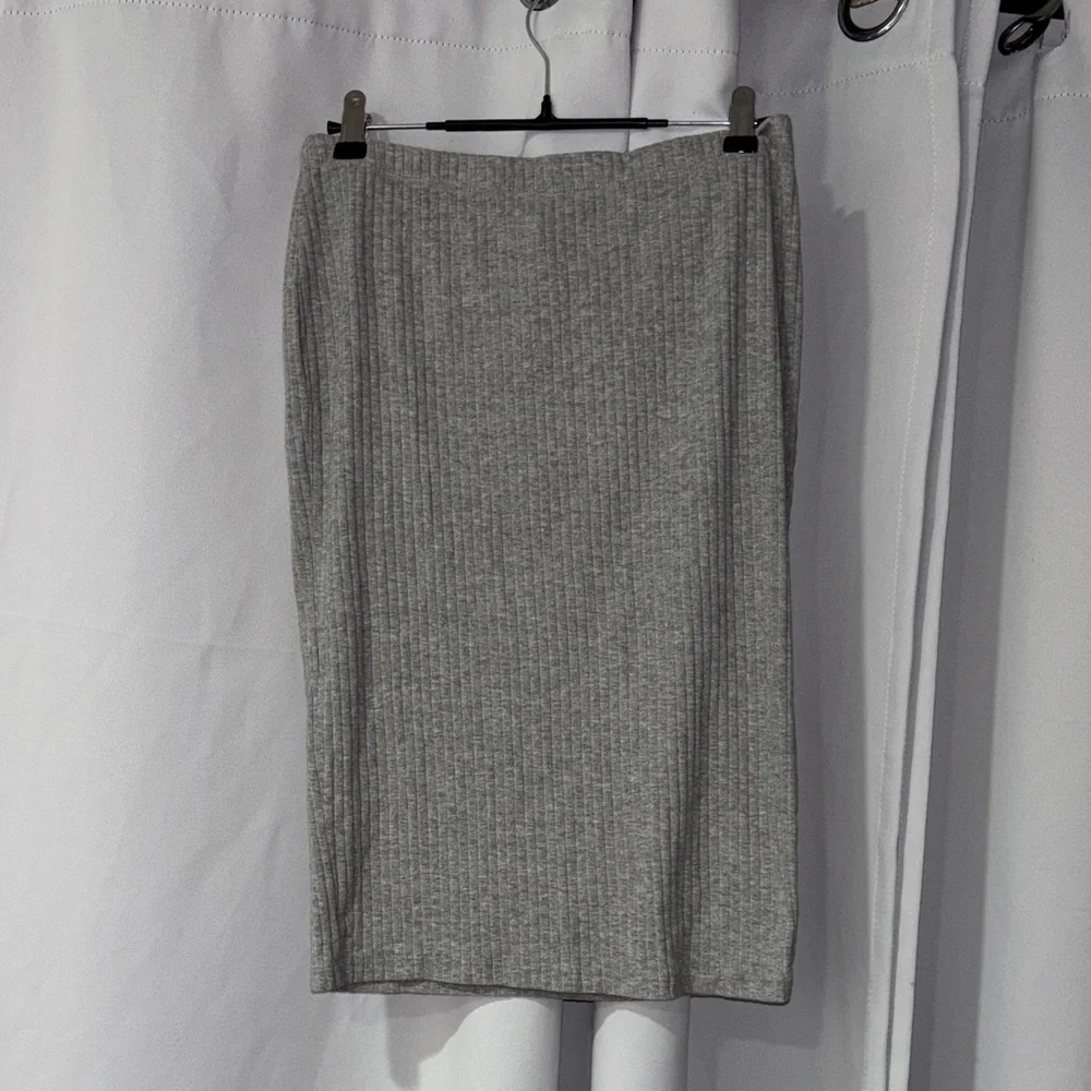 H&M Heather Gray Pencil Skirt‎